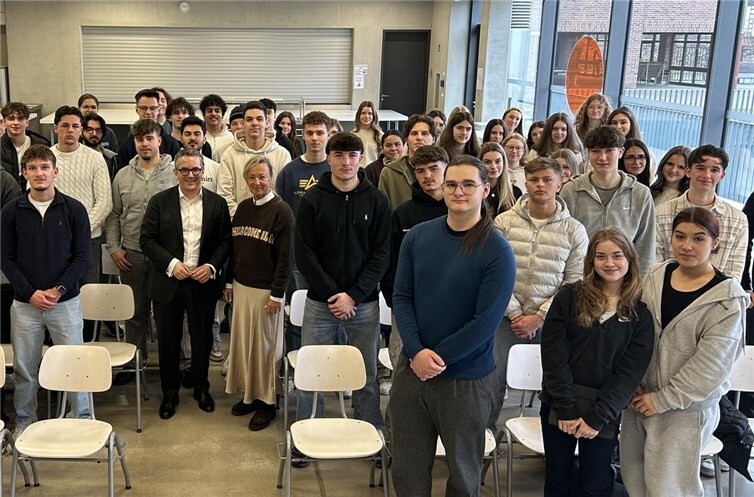 In der Mensa der St.-Franziskus-Schule stand der SPD-Bundestagsabgeordnete Thorsten Rudolph den Schülerinnen und Schüler zwei Schulstunden lang Rede und Antwort.