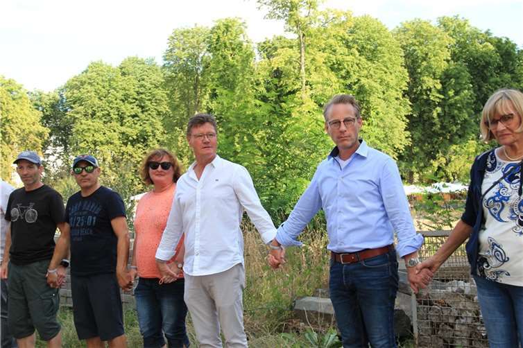 „Zusammenhalten, trotzig und stolz“ In der Menschenkette: Die Organisatoren Richard Lindner und David Bongart (3. Und 2. Von rechts).