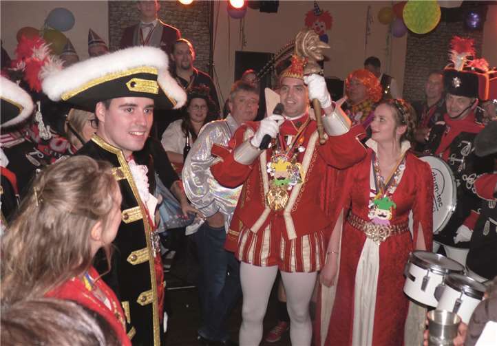 In der Menschenmenge fühlte das Mendiger Prinzenpaar sich sichtlich wohl.