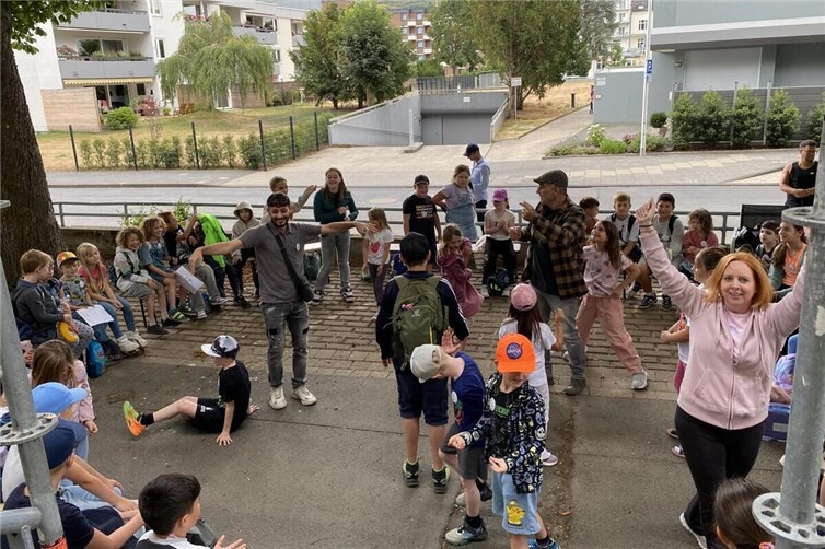 In der Mittagsrunde wurde auch schon mal getanzt.