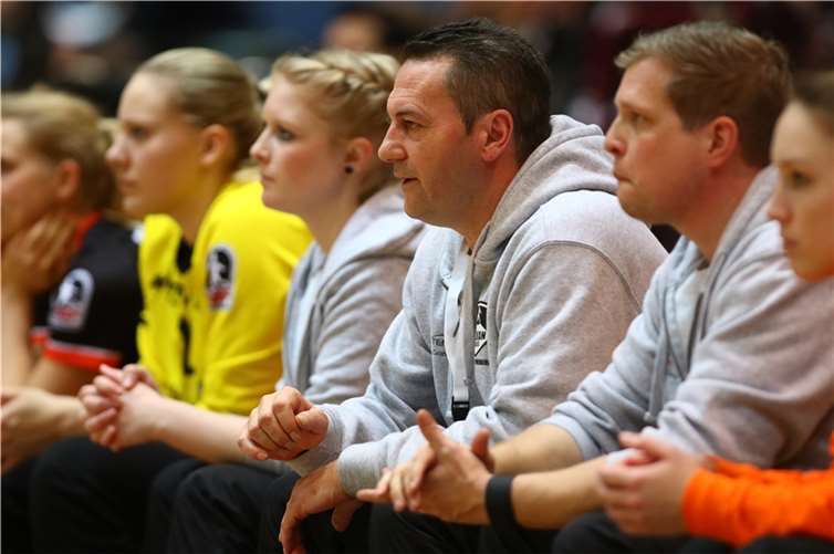 In der Mitte Trainer Caslav Dincic von den Vulkan-Ladies. Foto: Vulkan-Ladies Koblenz/Weibern