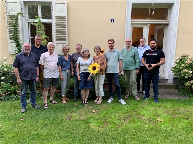 In der Mitte der neu gewählte Vorstand: Elke Sodemann-Müller (4.v.l.), Uli Lyding (5.v.l.), Martina Klöckner (6.v.l.). Quelle: Bendorfer Grüne