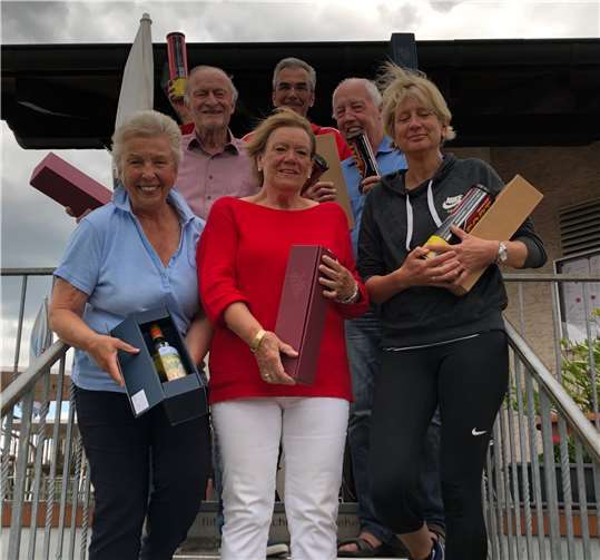 In der Mitte die Gesamtsiegerin des Schleifchenturniers Claudia Sopora.Foto: privat