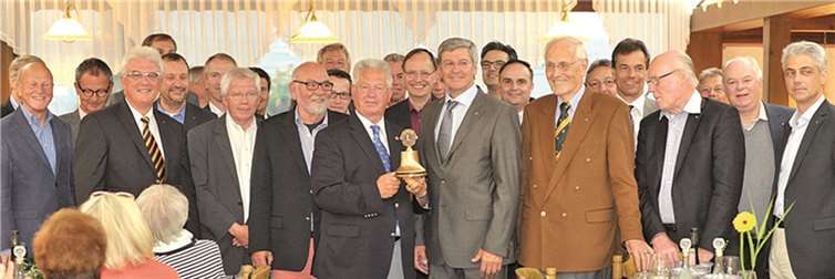 In der Mitte mit der Präsidentenglocke: Dr. med. Albin Lütke und Prof. Dr. med Friedrich Baumgaertel.privat