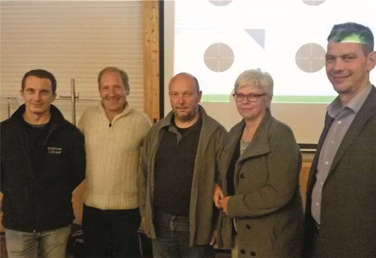 In der Mitte sind die drei besten Einzelschützen des Abends zu sehen (von links): Peter Föhr, Lothar Wingenbach und Marie-Luise Haas-Wingenbach.