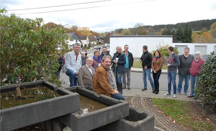 In der Mitte von Stebach, am alten Dorfbrunnen, besteht noch viel Gestaltungsmöglichkeit. Hier besprachen sich nach dem Informationsfrühstück die Planerinnen Claudia Redlin und Claudia Renz mit Bürgern des Ortes, Ortsbürgermeister Karl-Heinz Klein und Mitgliedern des Gemeinderates. KER