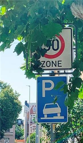 In der Mittelstraße werden die Schilder durch Bäume verdeckt.Foto: AGL