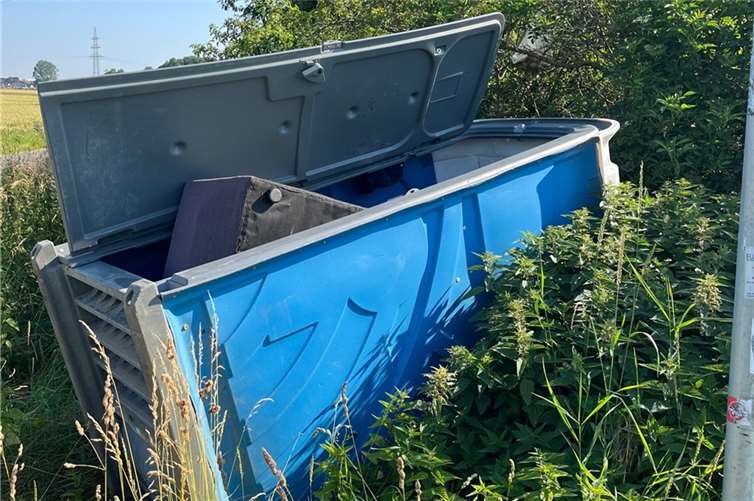 Euskirchen: Sofa in Dixi-Klo entsorgt In der Mobiltoilette befand sich ein Sofa. Foto: Kreispolizeibehörde Euskirchen