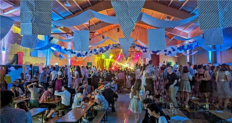 In der Mosella-Halle wurde es zünftig. Quelle: Gemeinde Oberfell