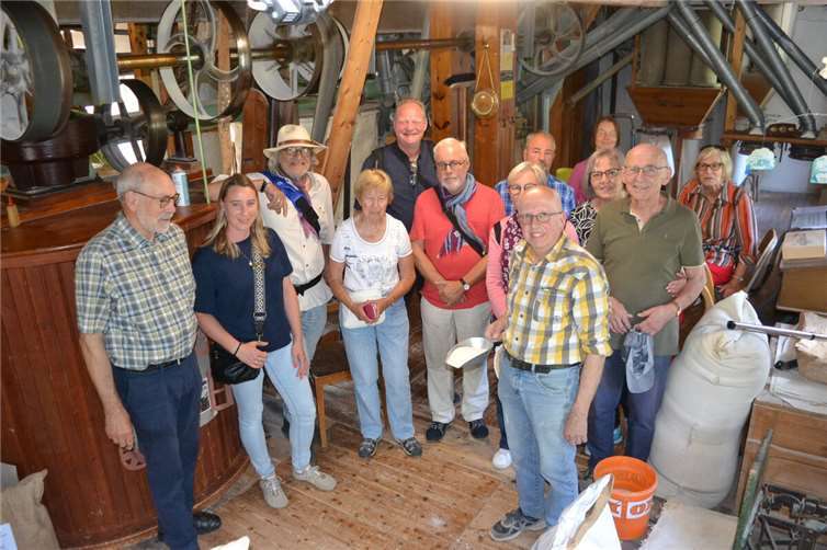 In der Mosenmühle am Fuße der Schweppenburg führte Rainer Mosen die Gruppe in die Kunst des Mehlmahlens ein. Foto: Eberhard Thomas Müller