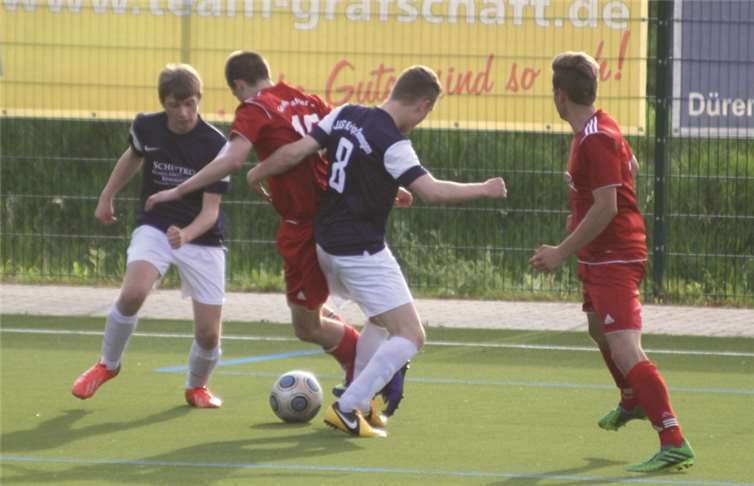 In der Nachspielzeit waren die Akteure der JSG Kripp/Remagen (blaue Trikots) nicht mehr aufmerksam genug.privat