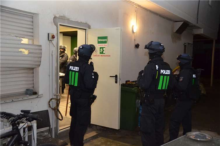 In der Nacht zu Sonntag fanden zahlreiche Durchsuchungsmaßnahmen von Polizei und Staatsanwaltschaft statt.  Fotos: Polizei Bonn