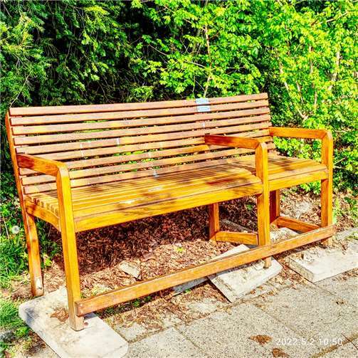 In der Nacht zum 1. Mai mutwillig beschädigt: Die von der UWG Rheinbach gespendete Sitzbank für Senioren, Ecke Schubertstraße/Regerstraße. Foto: privat