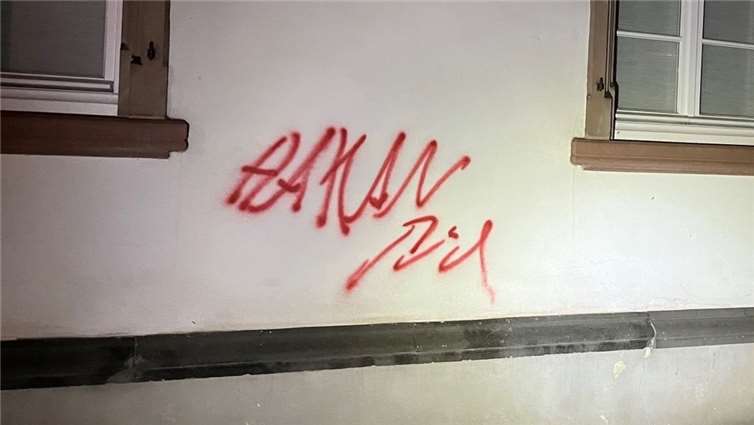 In der Nacht zwischen dem 17. und 18. Oktober 2023 wurden in Bendorf Graffiti an Hauswänden im Bereich des Kirchplatzes und der Hauptstraße gesprüht. Foto: Polizeiinspektion Bendorf