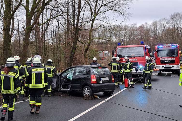 In der Nähe der Kurve Nöckel kollidierte ein Autofahrer mit einem Baum.  Foto: Peter Schäfer/Feuerwehr VG Rengsdorf-Waldbreitbach