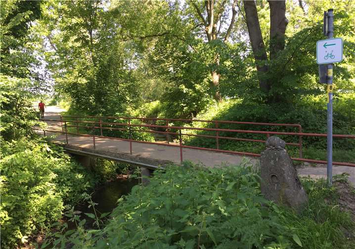 In der Nähe der Rheinmündung: An dieser Brücke über den Vinxtbach, würde der Vinxtbach-Radweg beginnen.
