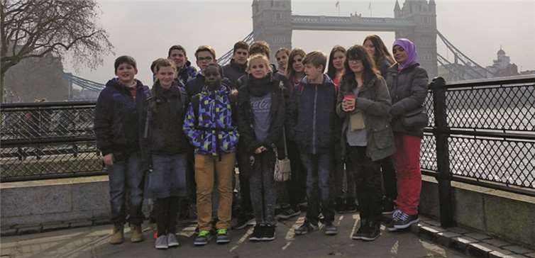 In der Nähe der Tower Bridge stellten sich die Schüler zum Gruppenfoto auf.privat