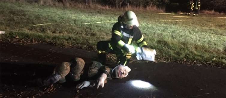 In der Nähe des Imbisswagens wurde eine leblose Person aufgefunden, die von den Teilnehmern der Übung aus dem Gefahrenbereich gebracht werden musste. privat