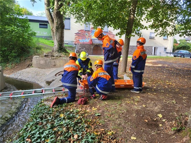 In der Nähe des Jugendzentrums in Plaidt musste eine Person im Gelände gefunden und über den Bach gerettet werden. Foto: privat