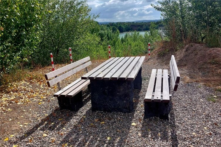 In der Nähe einer Sitzgruppe wurde eine Absperrkette zerstört, die einen steilen Böschungsbereich zum Kiesweiher hin sichert.