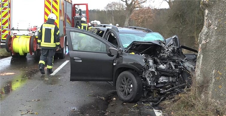 In der Nähe von Goddert wurde ein Autofahrer nach dem Zusammenprall mit einem Baum schwer verletzt. Fotos:Winkler TV