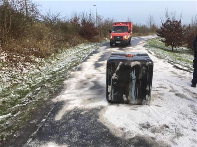 In der Nähe zur B256 wurde ein Container mit Altöl gefunden. Fotos: Polizei
