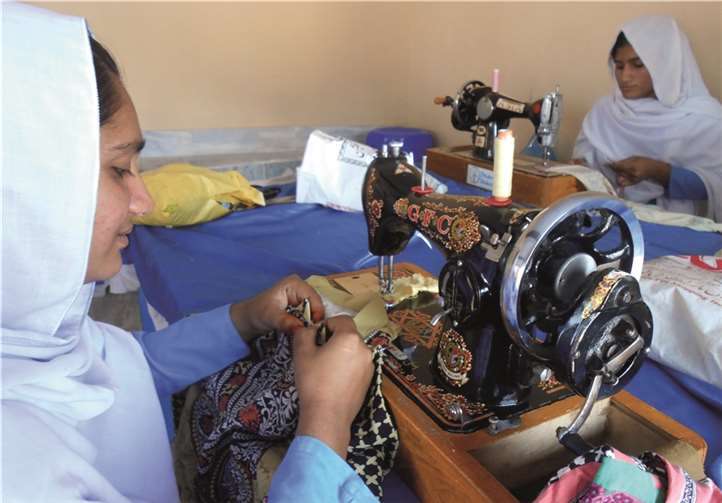 In der Nähwerkstatt werden junge Frauen zu Schneiderinnen ausgebildet.