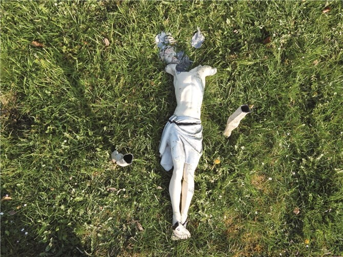 In der Neustraße war an dem Dorfkreuz die Jesusfigur (ca. 16. Jh.) abgerissen und zerstört worden. Polizeiinspektion Mayen