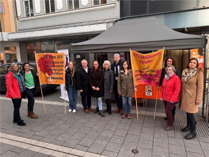 In der Neuwieder Innenstadt informierte das Aktionsbündnis gegen Gewalt an Frauen an einem Stand.  Fotos: Melanie Lange