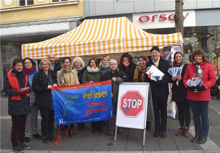 In der Neuwieder Innenstadt informierten die Netzwerker mit Bürgermeister Michael Mang (3.v.r.) über das Thema.