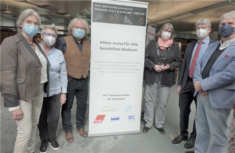 In der Neuwieder Sparkasse ist die Ausstellung „Mehr bezahlbarer Wohnraum in RLP“ zu sehen. Zum Thema gab es eine interessante Gesprächsrunde. Foto: jüg