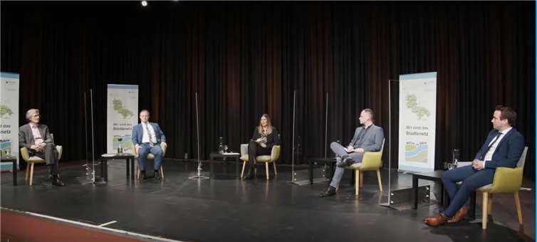 Der Rhein als verbindendes Element In der Neuwieder Stadthalle trafen sich (v.l.n.r.) Karl-Heinz Fischer, Jan Einig, Alessa Strubel, Christoph Gipp und Marcel Caspers. Fotos: ROB