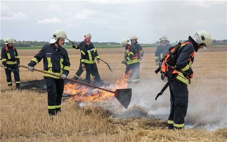 In der Niederdreeser Gemarkung übte die Feuerwehr Rheinbach die effektive Bekämpfung eines Feldbrandes mithilfe von Feuerpaten und Löschrucksäcken. Fotos: JOST