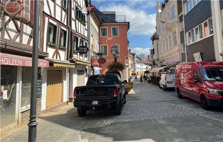 Kanäle müssen nach der Flut saniert werden In der Niederhutstraße in Ahrweiler muss die Oberfläche der Straße erneuert werden. Foto: ROB