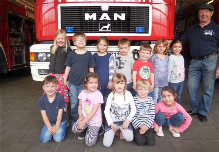 In der Notruf- und Einsatzzentrale der Ahrweiler Feuerwehr nahm sich Feuerwehrmann Werner Knieps viel Zeit für die Fragen der Kinder. Privat