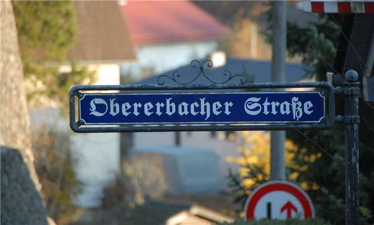 In der Obererbacher Straße von Niedererbach rumort es: Die Straße soll im Rahmen einer Erschließungsmaßnahme bebaut werden. Auf die Anlieger kommen große Beitragsforderungen zu. Das Thema wurde mittlerweile auch schon im Fernsehen behandelt. Politiker bis in den Landtag hinein haben sich auch dazu geäußert. KER