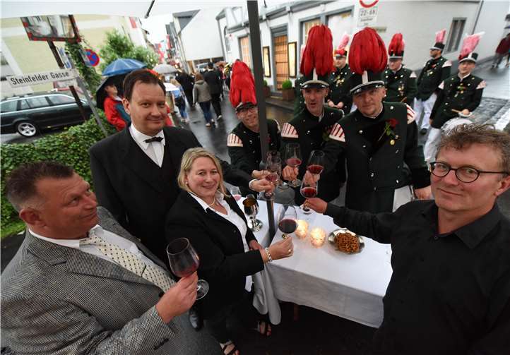 In der Oberhut startete der Trinkzug, wo auch die ansässigen Gastronomen den Schützen gern ein Gläschen Roten kredenzten.