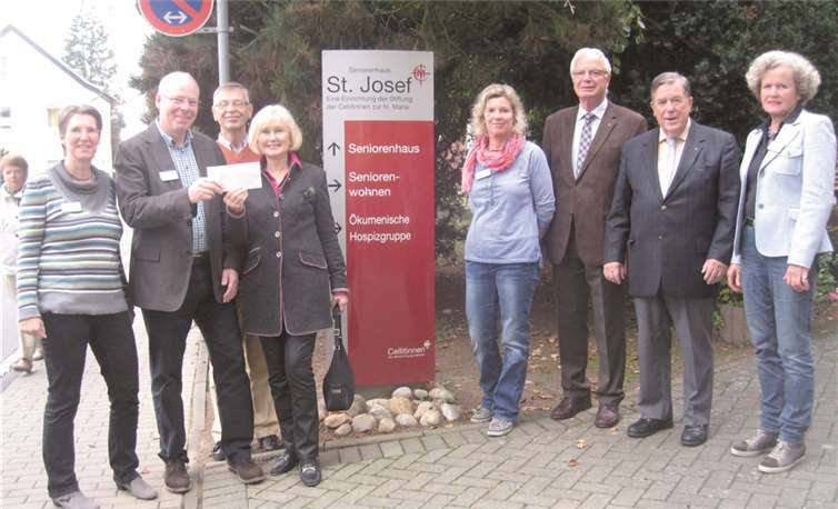 In der Ökumenischen Hospizgruppe Rheinbach Meckenheim Swisttal gilt kein Halteverbot; jeder Mensch kann bis zu seinem - oft nahen - Lebensende in der Obhut bleiben. Das versprechen (v.l.): Claudia Willmers, Koordinatorin der Hospizarbeit, Vorstandsmitglied Dieter Engels bei der Übernahme des Schecks durch den Schatzmeister des Lions Clubs Manfred Weizbauer und Spenderin Heide Arbeiter, Koordinatorin Andrea Kleinfeld, Lions-Activitybeauftragter Joachim Krüger, Lions-Pressesprecher Erhard Knauer und Hospiz-Mitarbeiterin Christine von Gadow.privat