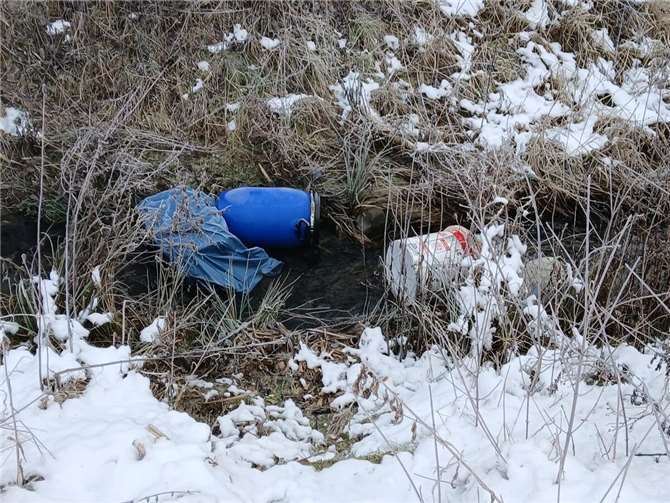 Kanister mit Heizöl bei Siershahn und Ebernhahn illegal entsorgt In der Ortsgemeinde Ebernhahn landete das Heizöl auch mitten im Krimmelbach. Foto: Thomas Schenkelberg