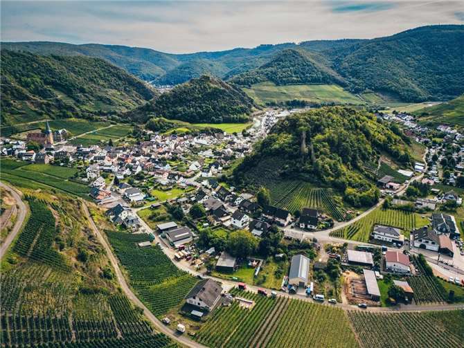 In der Ortsgemeinde Mayschoss ist in diesem Jahr viel passiert.  Foto: Michael Streich (Ahrkopter360)