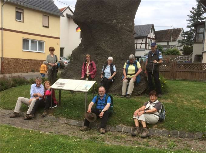 In der Ortsmitte von Oberlützingen trafen sich alle zum Gruppenfoto. Foto: privat