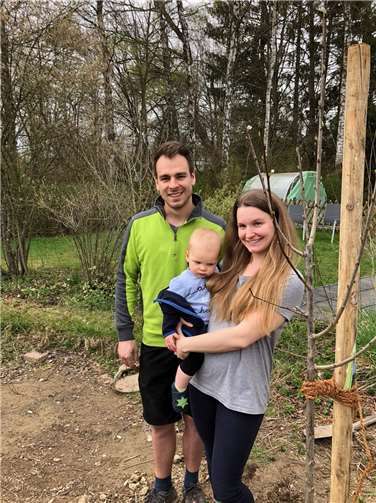 In der Osterwoche wurden dann bei insgesamt vier Familien zwei Pflaumenbäume, ein Kirsch- und ein Birnbaum gepflanzt. Foto: privat