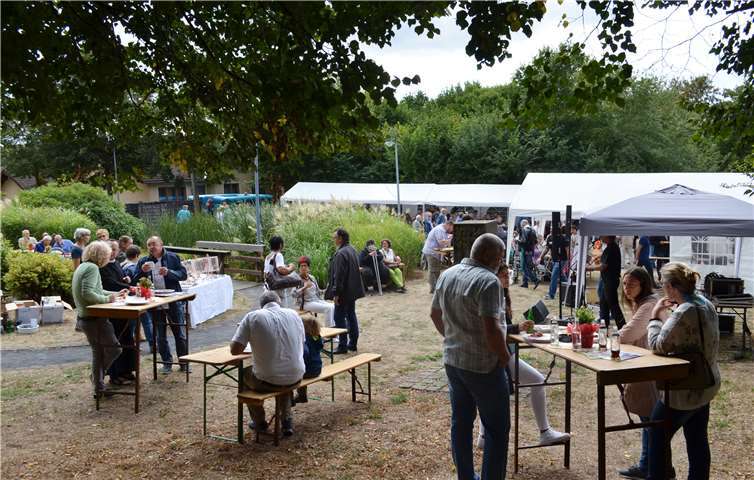 In der Parkanlage des Wohndorfes feierten alle gemeinsam das runde Jubiläum.privat