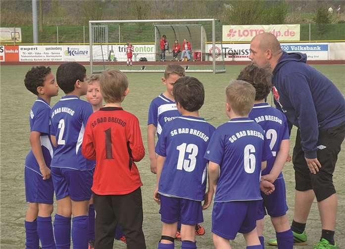 In der Pause gab Trainer Szopny noch einmal Anweisungen und motiviert die Kids. privat
