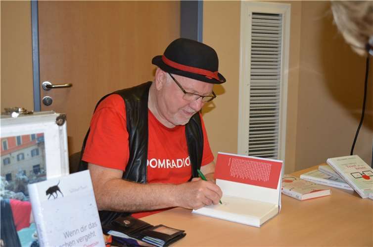 In der Pause konnten die Besucher eines der beiden Bücher von Willibert Pauls erstehen und signieren lassen.