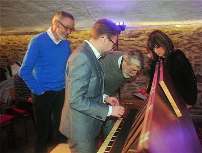 In der Pause wurde das Hammerklavier von den Zuhörern bestaunt. -RÜ-