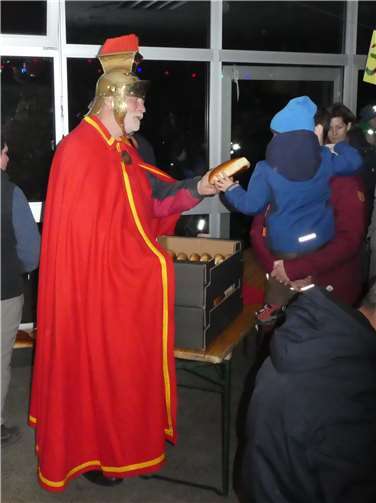 In der Pausenhalle verteilte St. Martin die Wecken an die jüngeren und älteren Kinder.