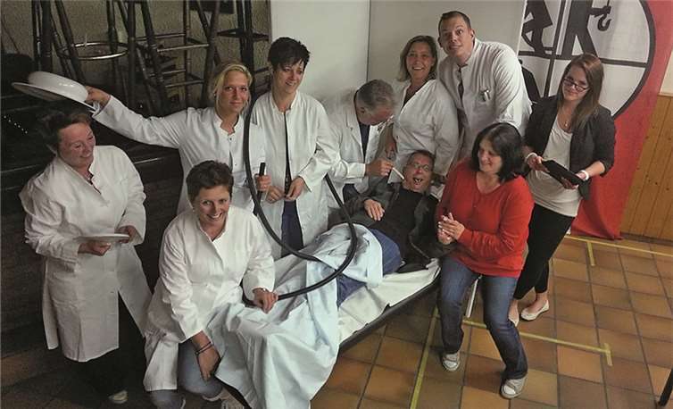 In der Pecher Waldklinik geht es ganz schön turbulent zu... Pecher-Dorfbühne