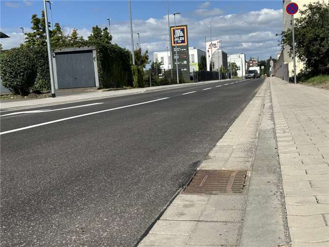 In der Peter-Klöckner-Straße wird der Radverkehr auf der Straße mitgeführt. Für Fußgänger gibt es nun auf beiden Seiten einen Bürgersteig.