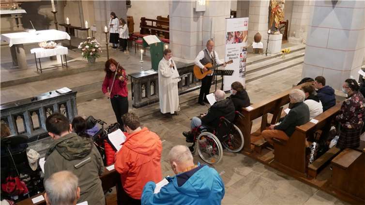 In der Pfarrkirche Montabaur wurde zum Caritas-Sonntag ein inklusiver Gottesdienst mit vielen kreativen Elementen gefeiert.  Foto: privat